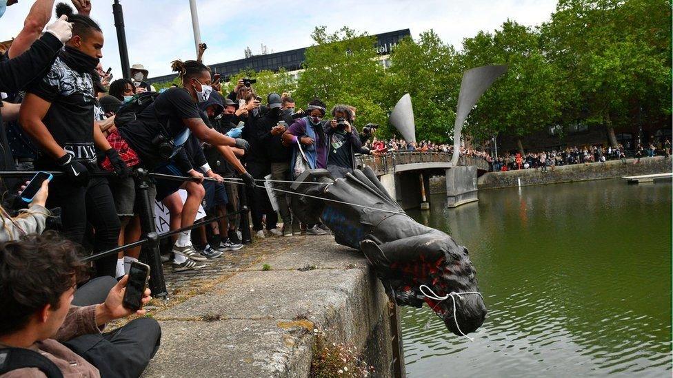 The statue being thrown into Bristol docks