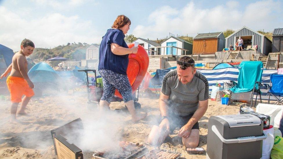 Amser barbeciw ar draeth Porth Mawr, Abersoch