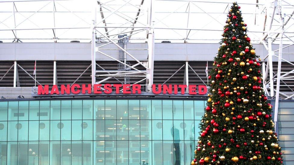 christmas-tree-outside-of-old-trafford-stadium.