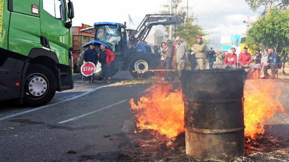 French farmers blocking road near Germany, 27 Jul 15