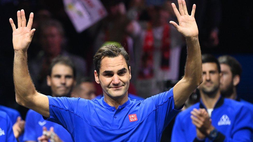 Roger Federer waving to the crowd