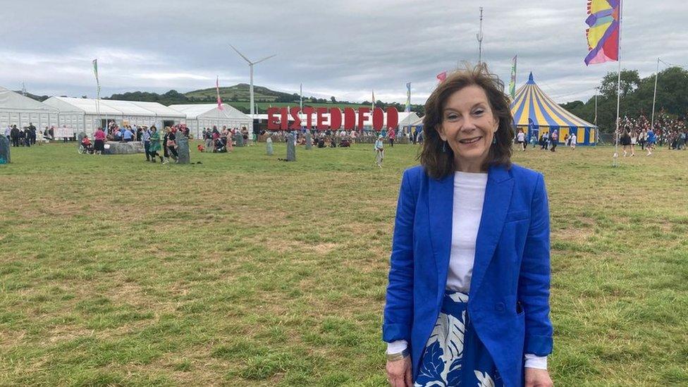 Mererid Hopwood ar faes Eisteddfod Boduan