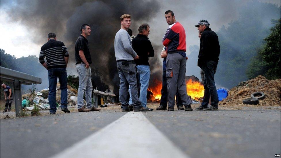 Farmers block main route between Morlaix and Brest in Brittany (22 July)