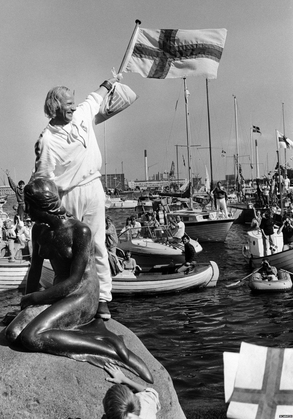 Ove Joensen in Copenhagen with the Little Mermaid