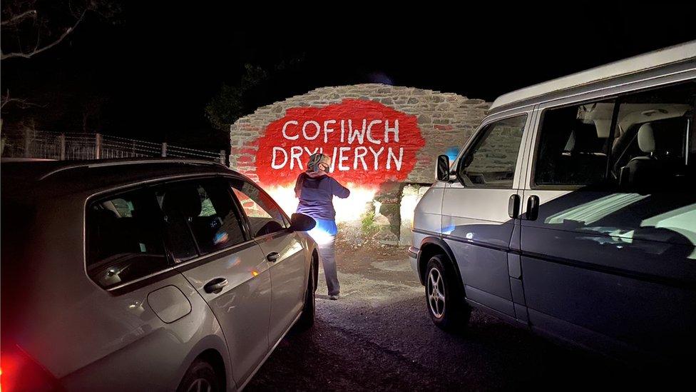 Rwth Jên yn peintio Wal Tryweryn