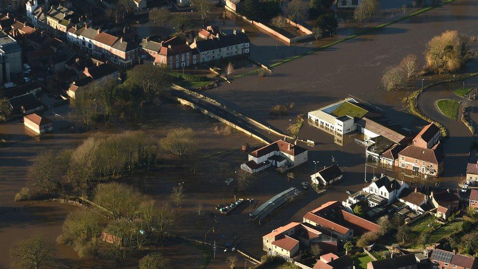 Tadcaster flood defence plan 'worth weight in gold', says victim - BBC News