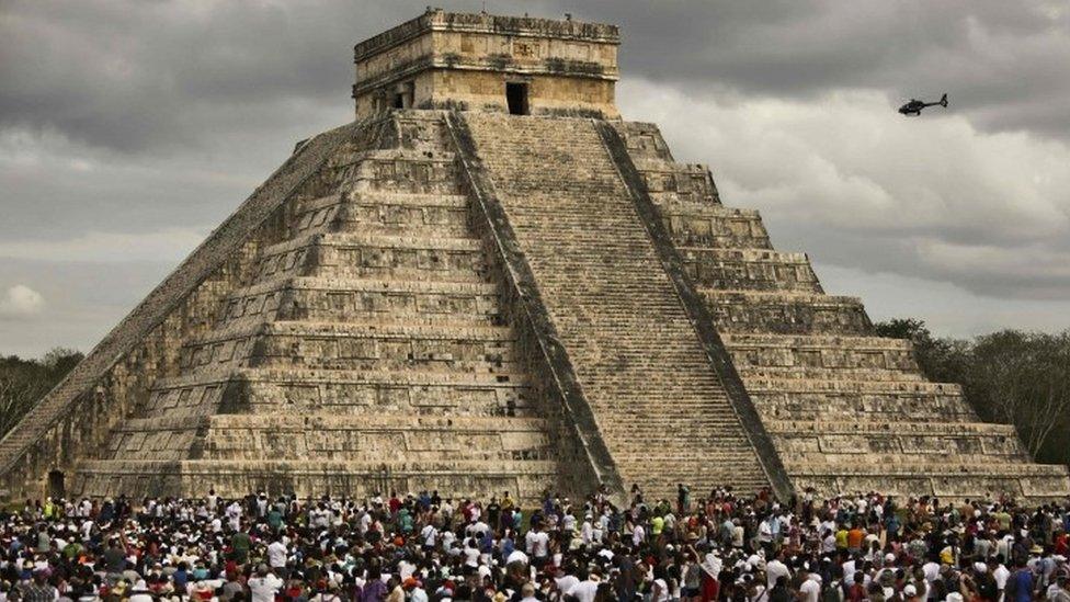 Tourists surround the Kukulcan Pyramid at the Chichen Itza archaeological site during the celebration of the spring equinox in Yucatan state, south-eastern Mexico (21 March 2016)