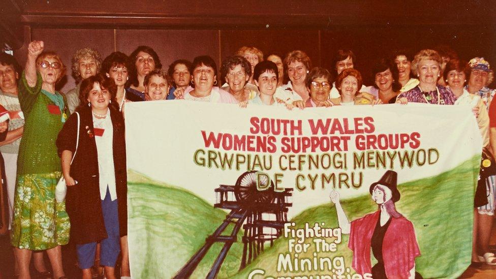 Menywod De Cymru gyda'r faner