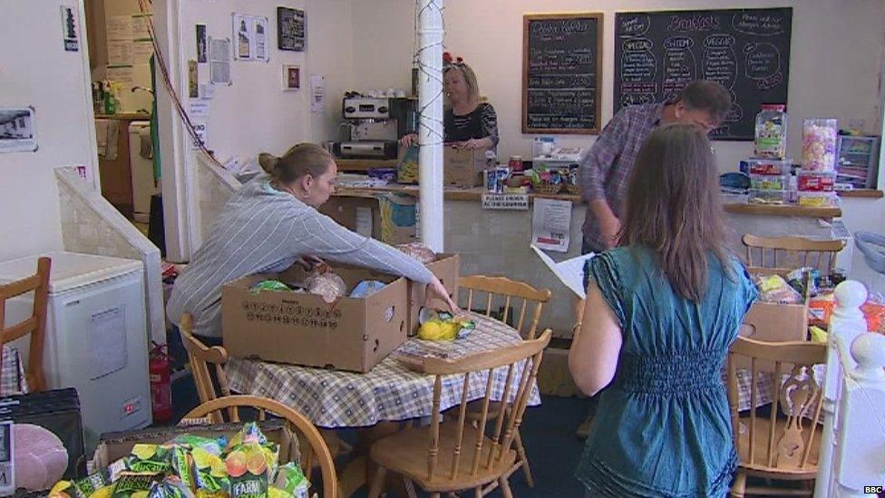 Banc bwyd yn y Caffi cymunedol yn Rhosllanerchrugog