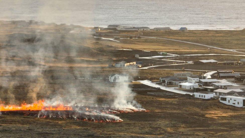 LAva moving towards grindavik