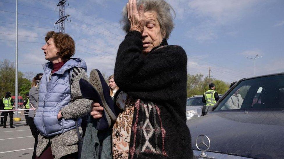 A mother and daughter arrive in Zaporizhzhia from Mariupol