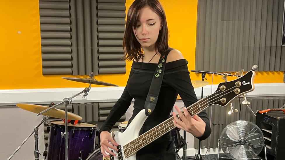 Freya Cotta playing the bass