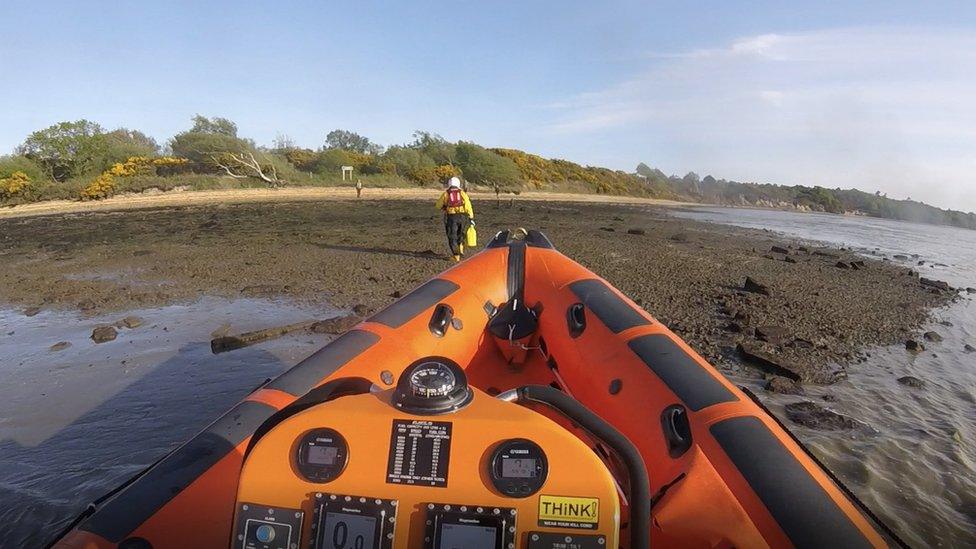 the lifeboat approaching Arne