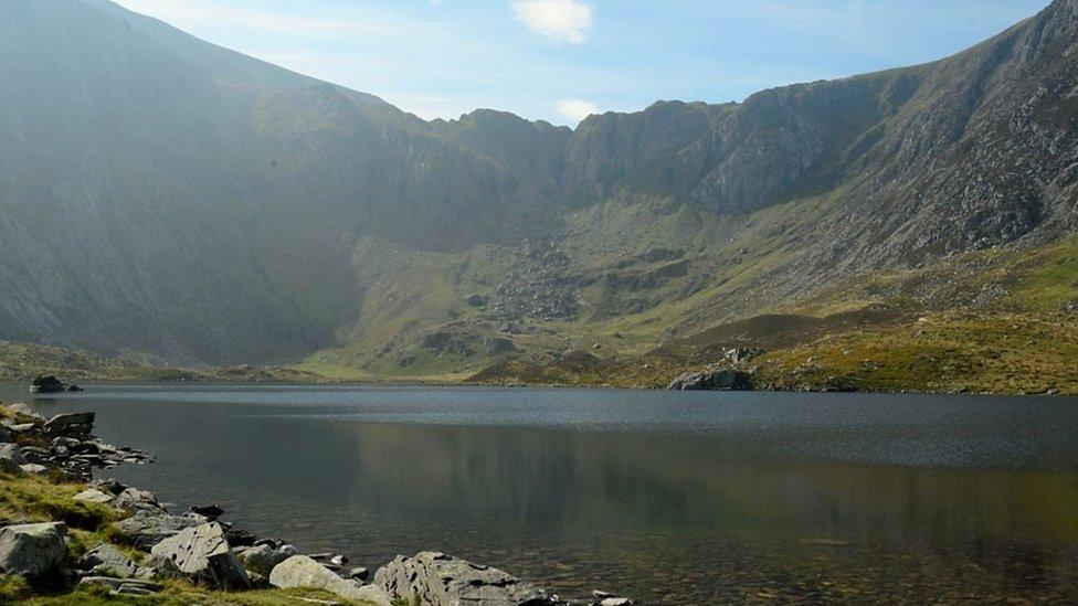 Roedd Mark Lee wedi bod yn cerdded yn ardal Cwm Idwal, Eryri