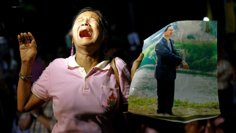 Woman weeps at news of King's death in Bangkok on 13 October 2016