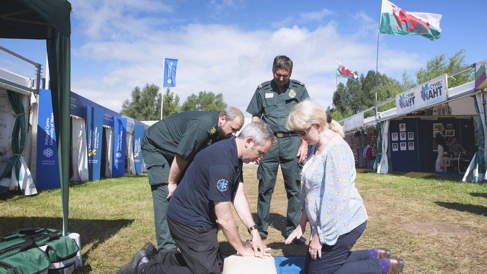 Gwers achub bywyd gyda'r Ymatebwyr Cyntaf // Colin Pari and his team teaching Eisteddfod visitors some life saving techniques