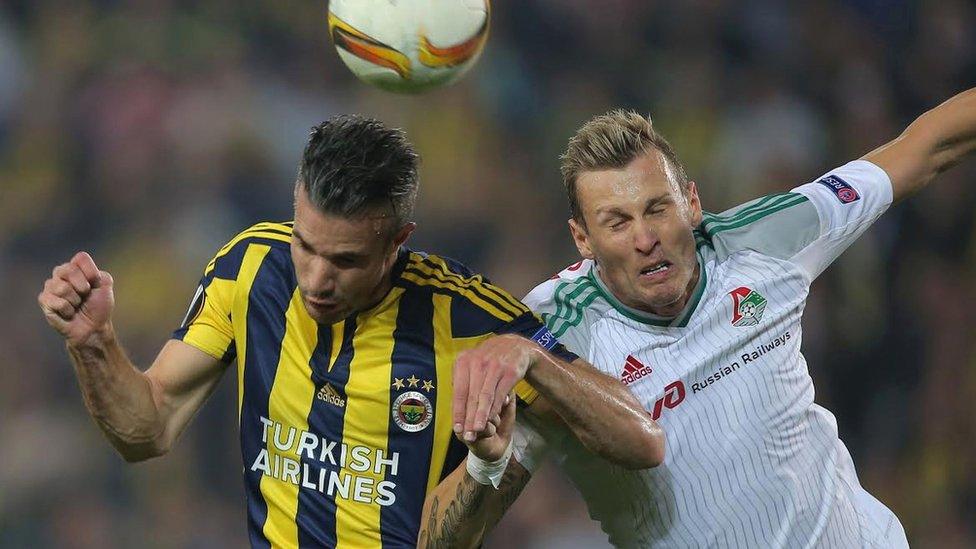 Fenerbahce's Robin van Persie (L) vies with FC Lokomotiv Moscow's Dmitri Tarasov during the match in Istanbul on February 16, 2016