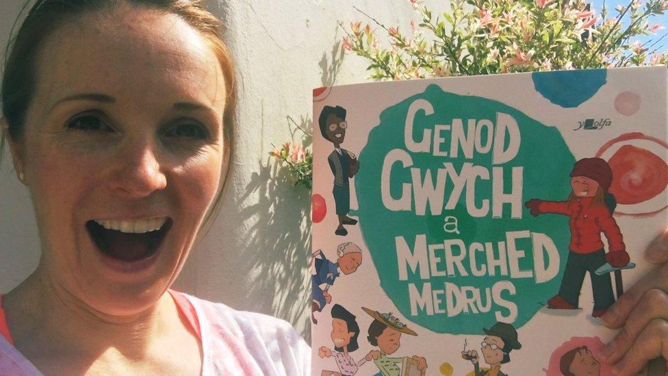 Tori James gyda'r llyfr Genod Gwych a Merched Medrus