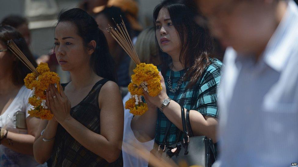 Worshippers pray at the shrine in Bangkok (19 Aug 2015)