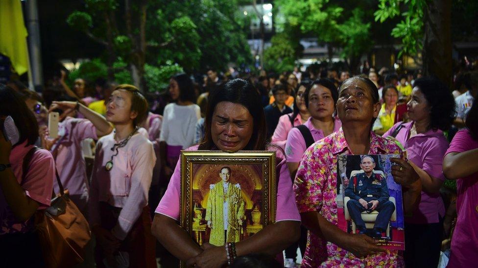 People cry at news of king's death in Bangkok on 13 October 2016