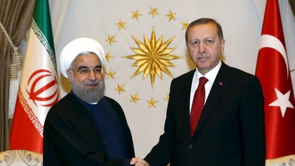 Turkish President Tayyip Erdogan (right) shakes hands with his Iranian counterpart Hassan Rouhani during a welcoming ceremony at the Presidential Palace in Ankara (16 April 2016)