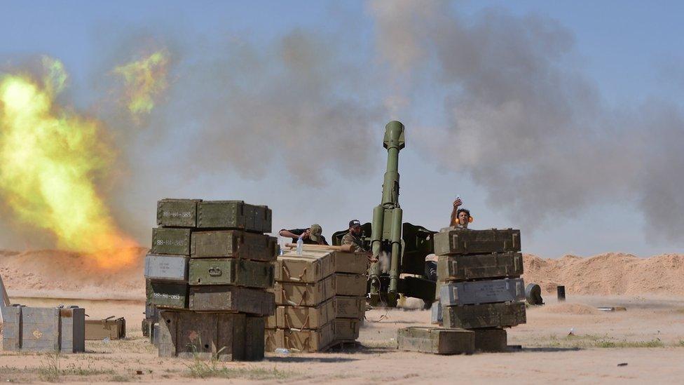 Iraqi paramilitary fighters fire towards IS militants during a battle on the outskirts of the ancient city of Hatra (26 April 2017)