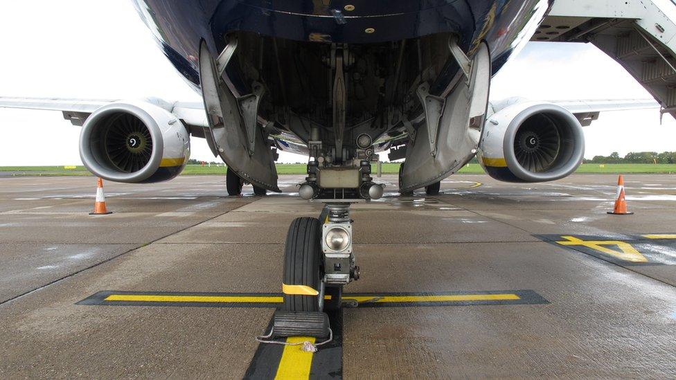 A Boeing 737 with a missing heel