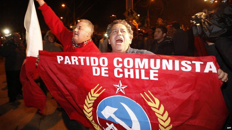 A crowd celebrates the death of Chile's former intelligence chief, Manuel Contreras