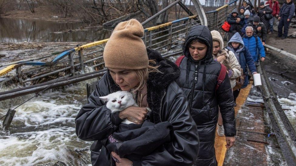 People from Irpin leave town by damaged bridge - 7 March