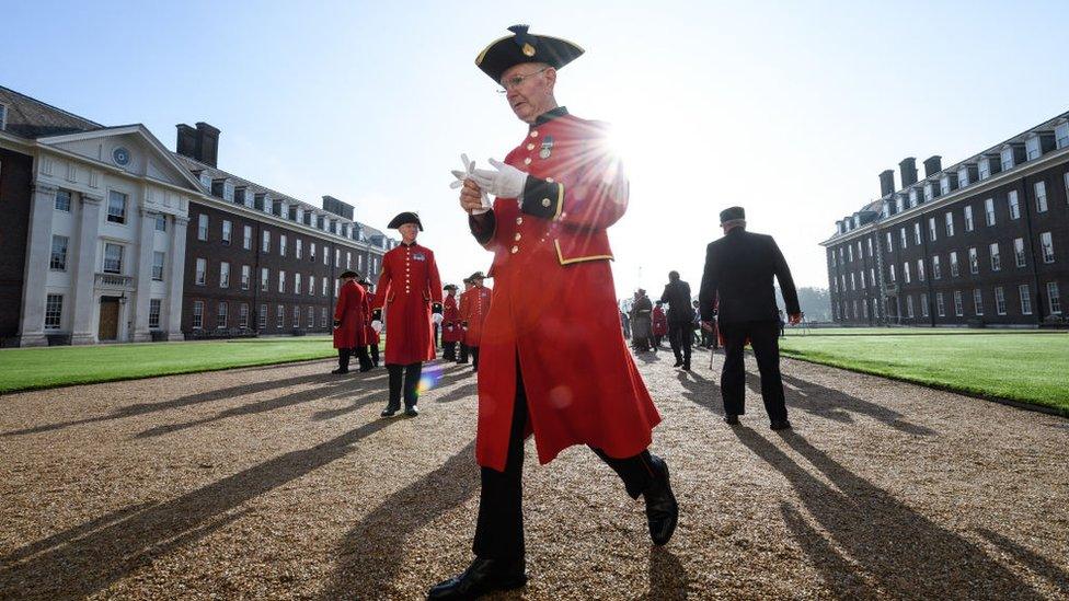 chelsea-pensioners-walking