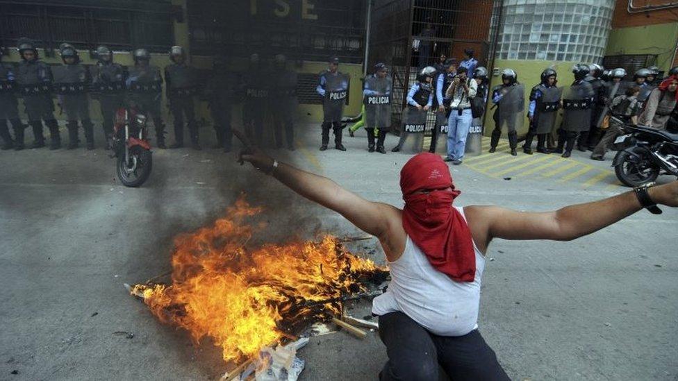 Sympathizers of presidential candidate Salvador Nasralla, of the Opposition Alliance against the Dictatorship, participate in a demonstration in Tegucigalpa, Honduras, 29 November 2017.