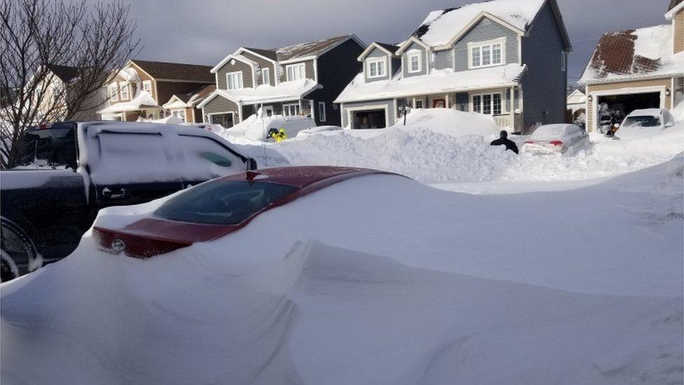 snowfall-cover-houses-and-cars