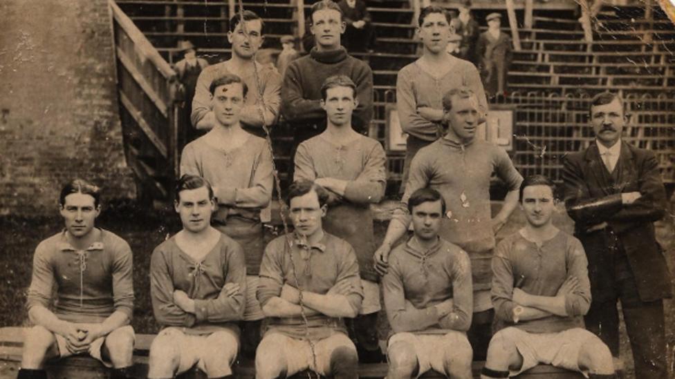 Tom (back row, left) lining up for Cardiff at Southampton with Fred Keenor (back row, right) and Arthur Fish (centre row, middle)