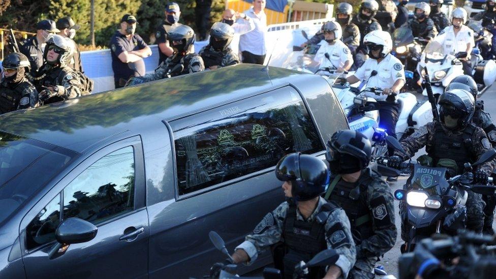 Fans follow the funeral procession that moves Maradona's coffin