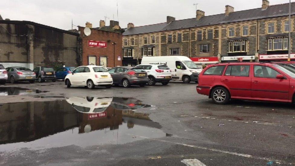 Maes parcio hen siop Kwik Save ym Mhilgwenlli