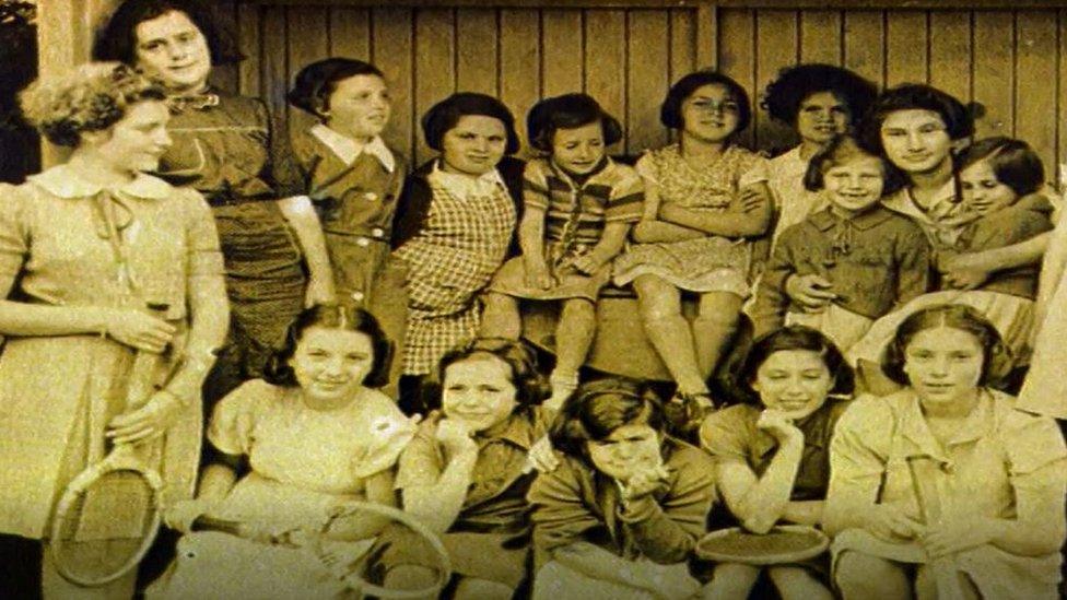 A group of girls holding tennis racquets