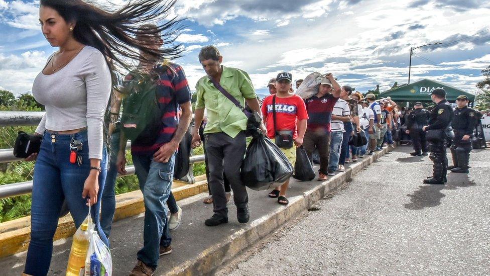 Venezuelan-citizens-cross-the-bridge-from-Venezuela-to-Colombia.