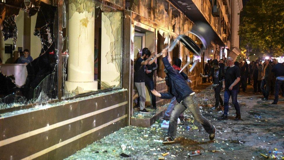 Protesters attack the Macedonian president's offices