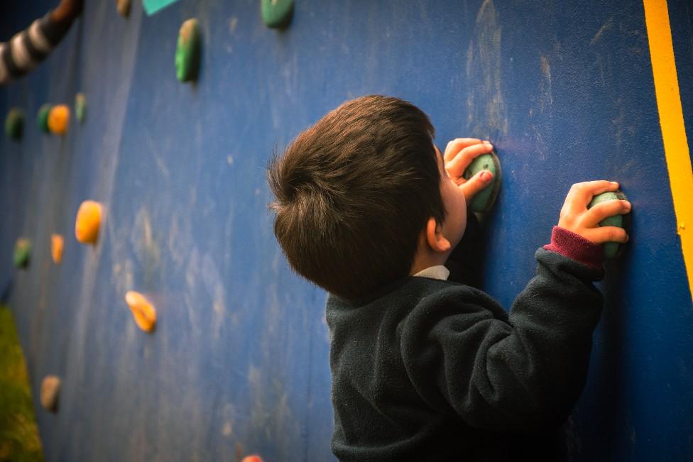 A child uses one of the climbing walls installed by Deporte Libre