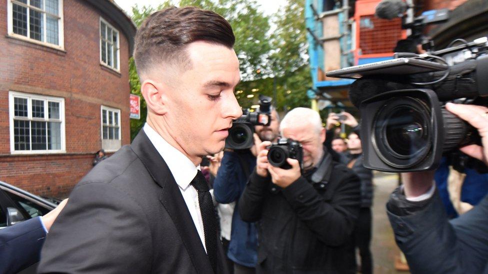 Tom Lawrence yn cyrraedd Llys Ynadon Derby