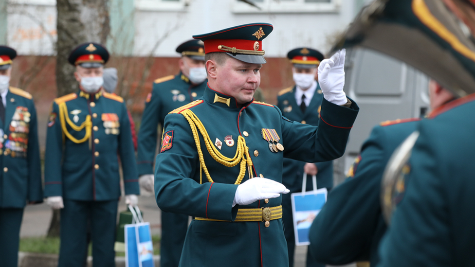 Military band plays for self-isolating war veteran, May 2020