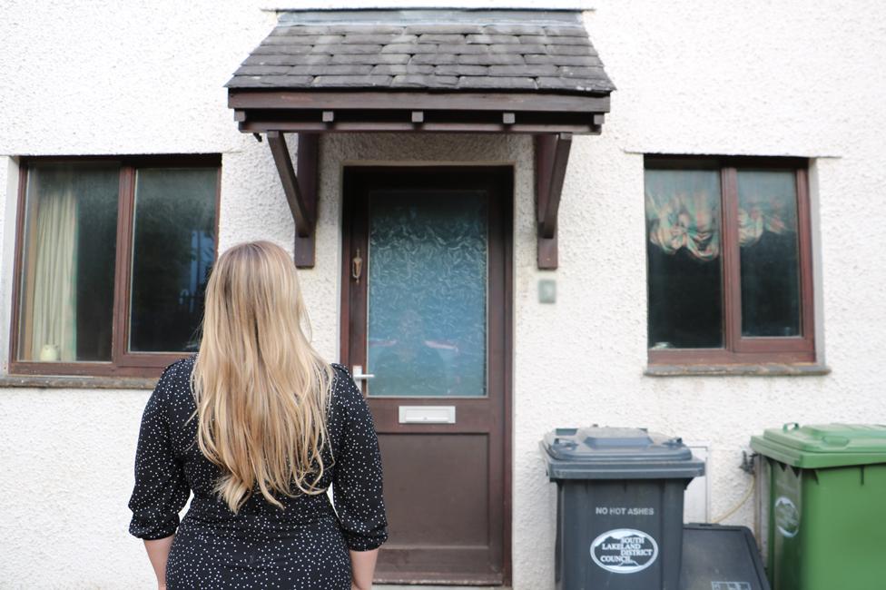 Jessica outside her father's house