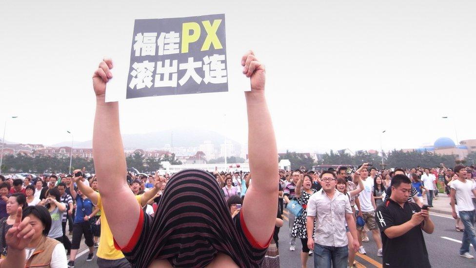 Hundreds of people demonstrate over the Fujia chemical plant in Dalian, August 2011