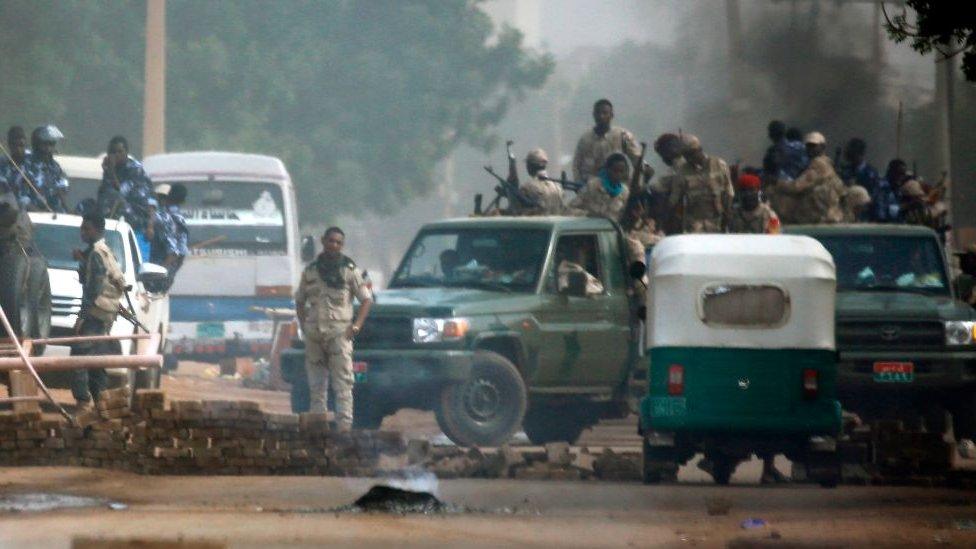 Sudanese security forces are deployed around Khartoum's army headquarters. Photo: 3 June 2019