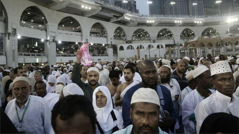 Pilgrims circle the Kaaba (08/09/16)