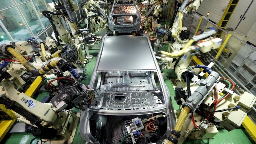 Hyundai Motor's sedans are assembled at a factory of the carmaker in Asan, about 100 km (62 miles) south of Seoul, in this January 22, 2013