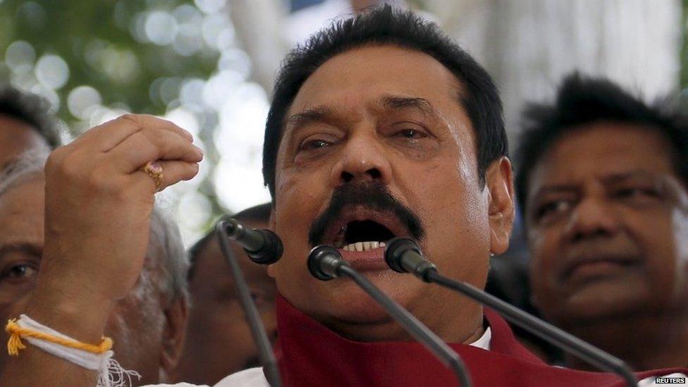 Former Sri Lankan president Mahinda Rajapaksa speaks to his supporters at his residence in Medamulana (01 July 2015)