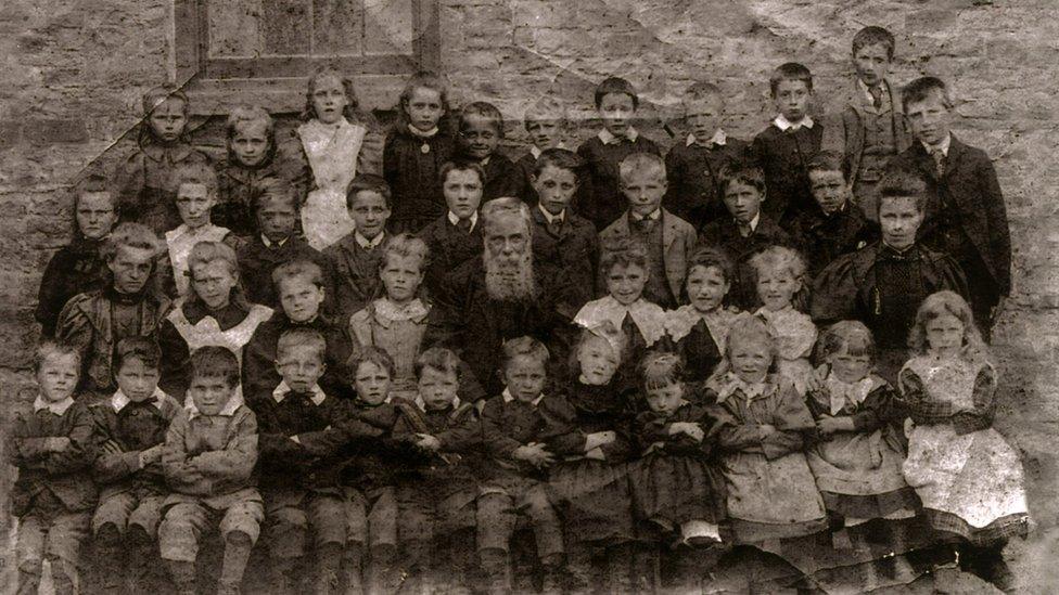 Daw'r llun yma o Ysgol Maestir, Llanbedr Pont Steffan o tua 1892, cyfnod pan fyddai oriau ysgol wedi bod yn rhan o ffordd wahanol iawn o fyw