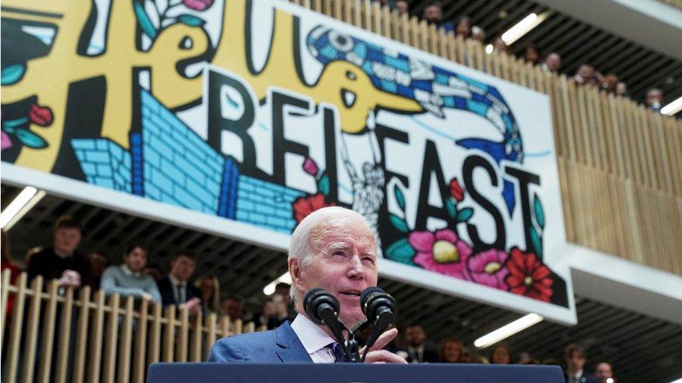 Joe Biden yn rhoi araith yn Belffast