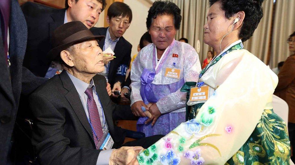 South Korean Gu Sang-yeon, 98 (L) meets his North Korean daughters Ku Song-ok (C) and Ku Sun-ok (R) during the family reunion after being separated for 60 years (24 October 2015)